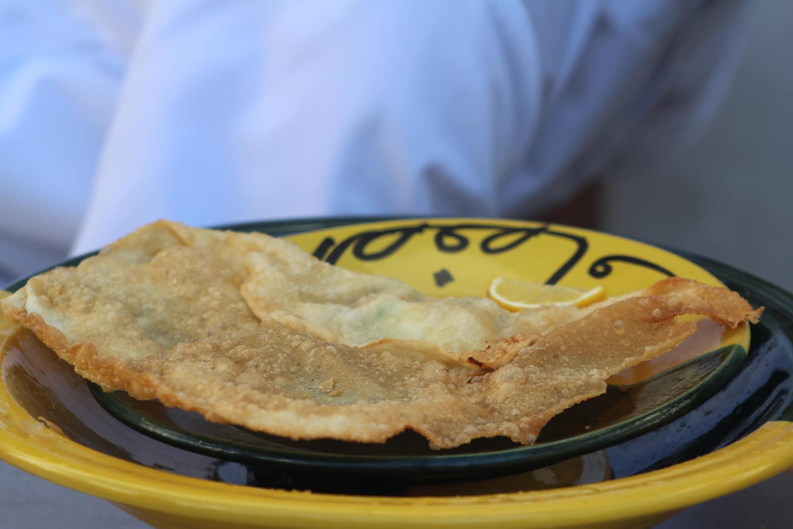 Brik tunisien croustillant à la feuille de malsouka, servi avec un quartier de citron