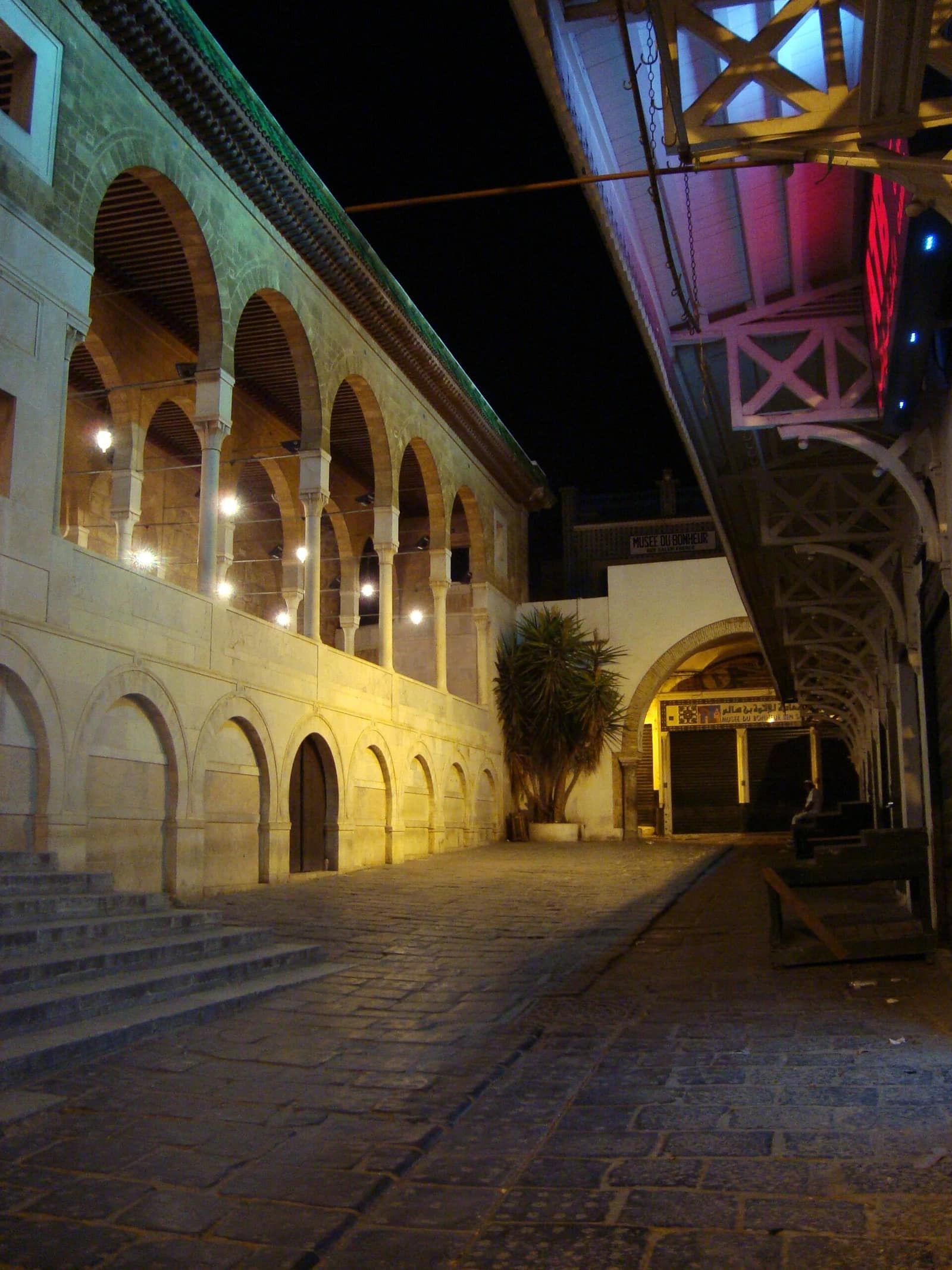 Arcades de la médina éclairées à la lanterne, un soir d'hiver