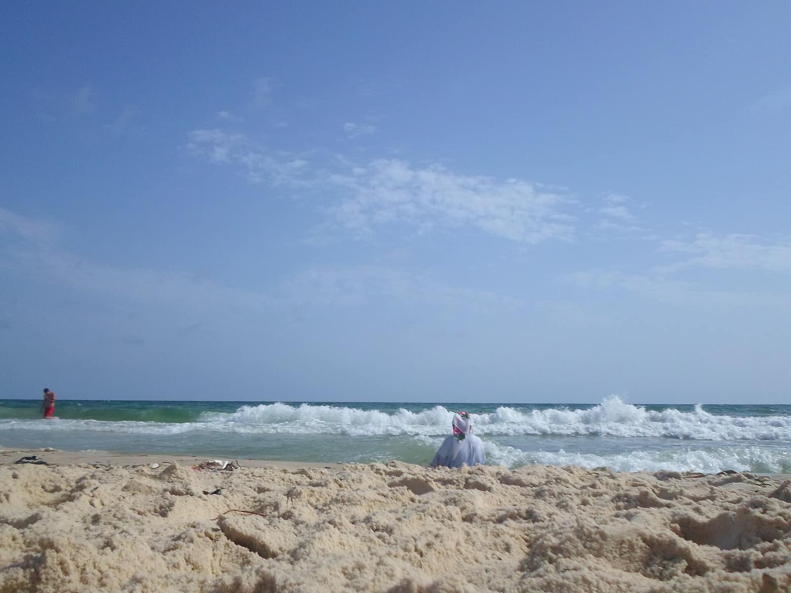 Vagues sur la plage de Sousse, sable clair et mer turquoise