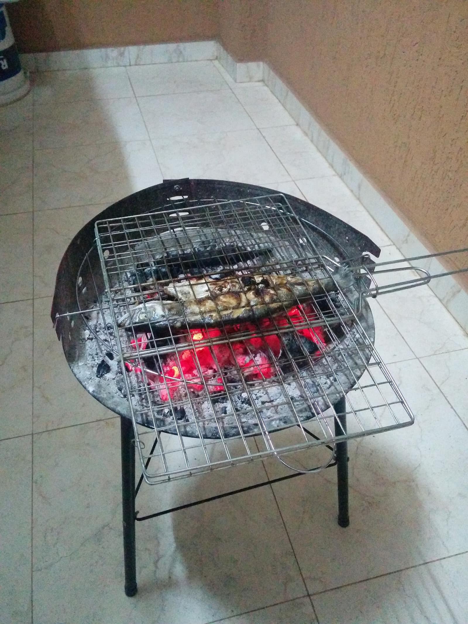 Poisson entier grillé à la braise, à la mode de Sayada