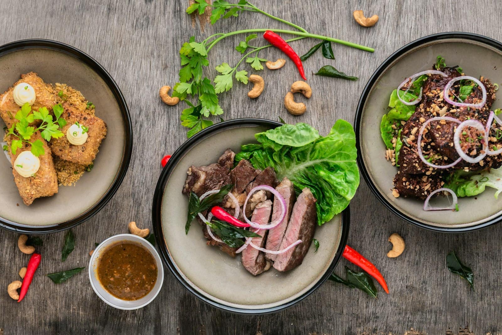 Table de kémias et grillades vue du dessus, herbes fraîches et piments