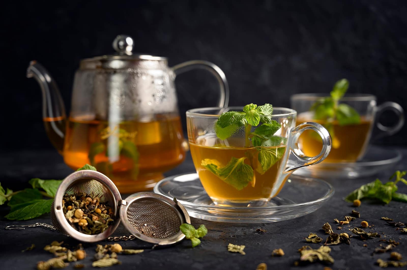 Verre de thé à la menthe fumant, versé haut comme le veut la tradition