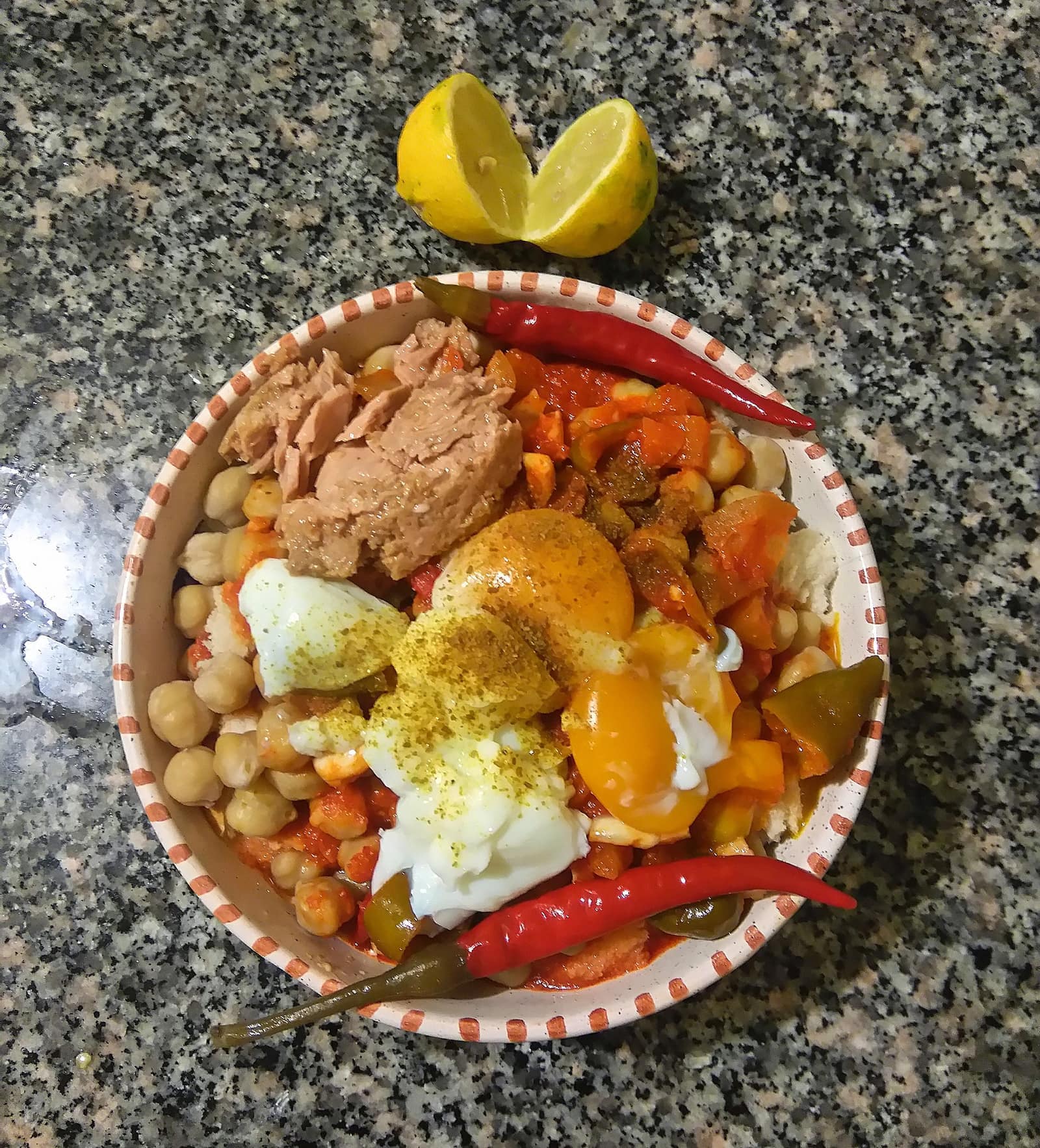 Bol de lablabi tunisien aux pois chiches, œuf coulant, thon et harissa