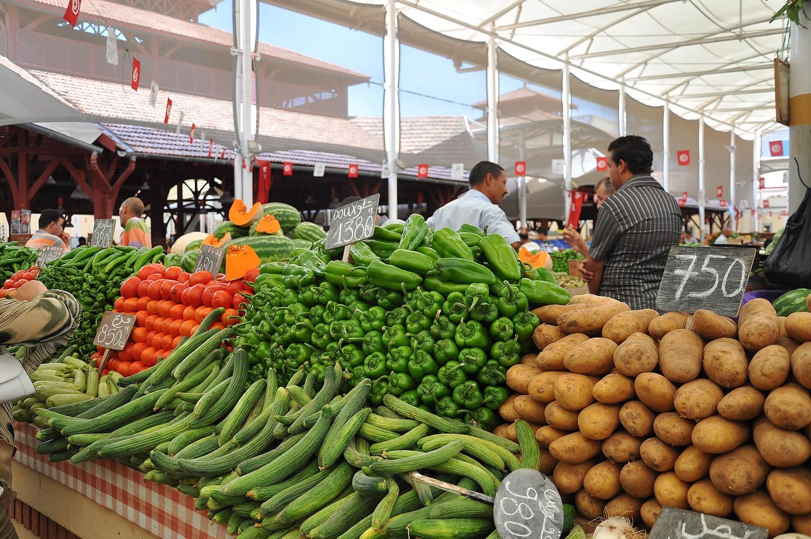 Légumes de saison empilés sur un étal du marché central