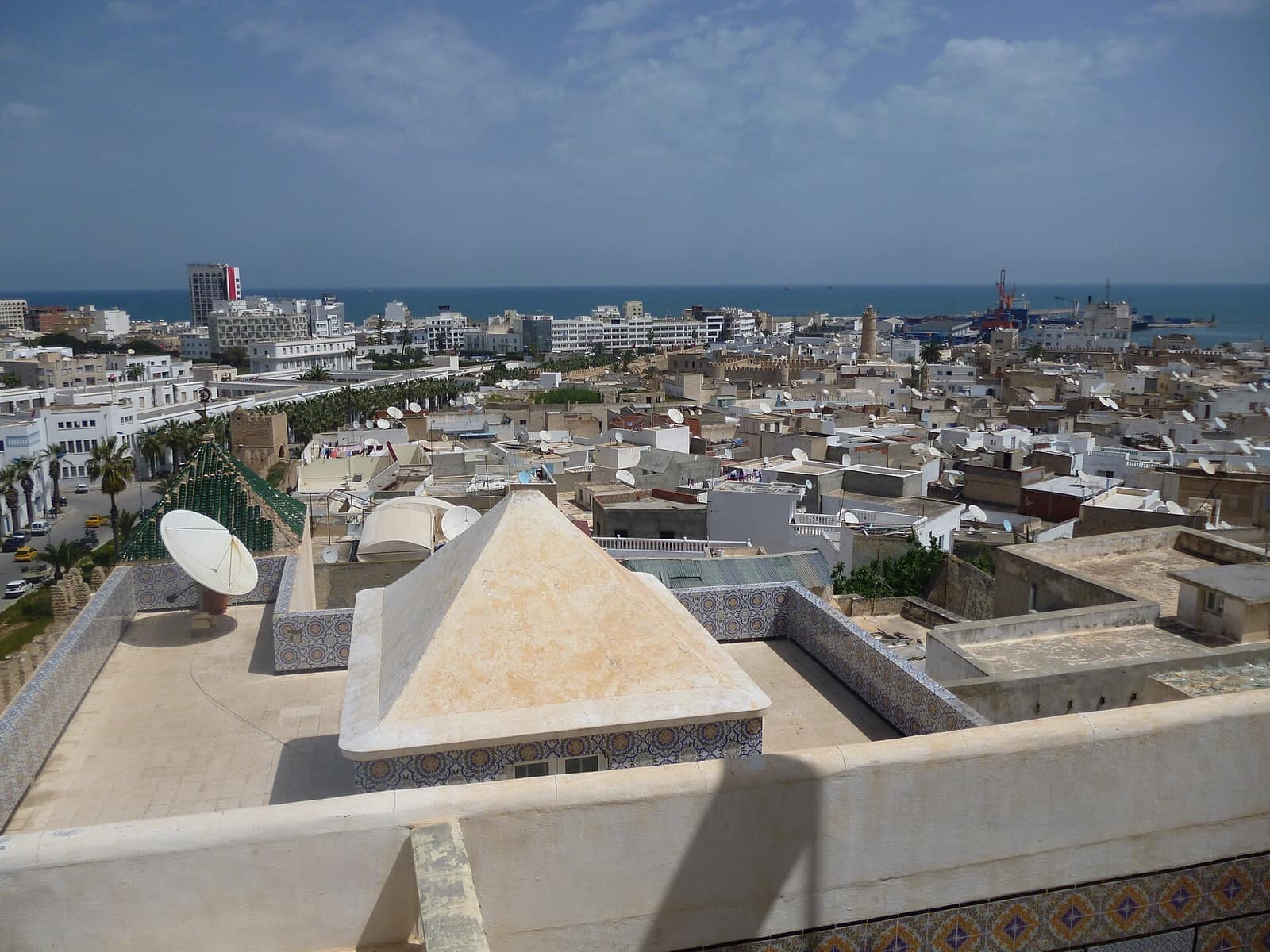 Toits blancs de la médina de Sousse descendant vers la Méditerranée