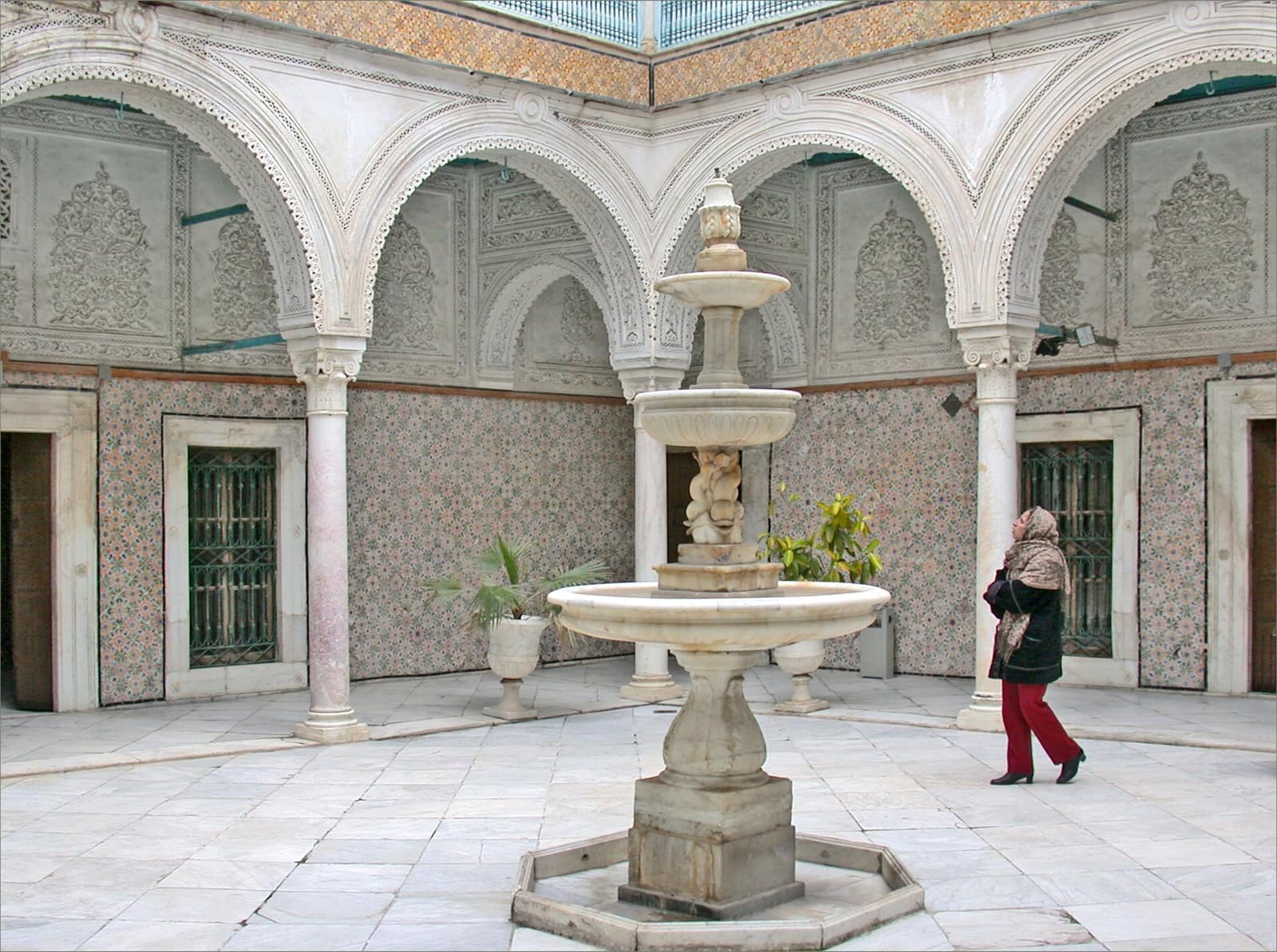 Patio d'une demeure de la médina : fontaine de marbre, arcades sculptées et zellige